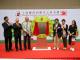 勞工及福利局副局長蕭偉強先生(右三)及上海總會理事長李德麟先生(左二)、上海總會監事長王緒亮先生(左三)、協康會執行委員會委員嚴元浩先生(左一)、協康會總幹事曾蘭斯女士(右二)及中心家長代表(右一)主持揭牌匾儀式。