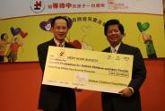Mr Ivan Liew, Director of Autism Children Foundation, presents the donation to Dr. Au Yeung, Chairman of the Executive Committee, Heep Hong Society