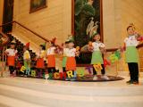 The children of Chun Shek Centre of Heep Hong Society transformed into little chefs and performed Christmas carols in this joyful evening.