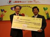 Mr Ivan Liew, Director of Autism Children Foundation, presents the donation to Dr. Au Yeung, Chairman of the Executive Committee, Heep Hong Society